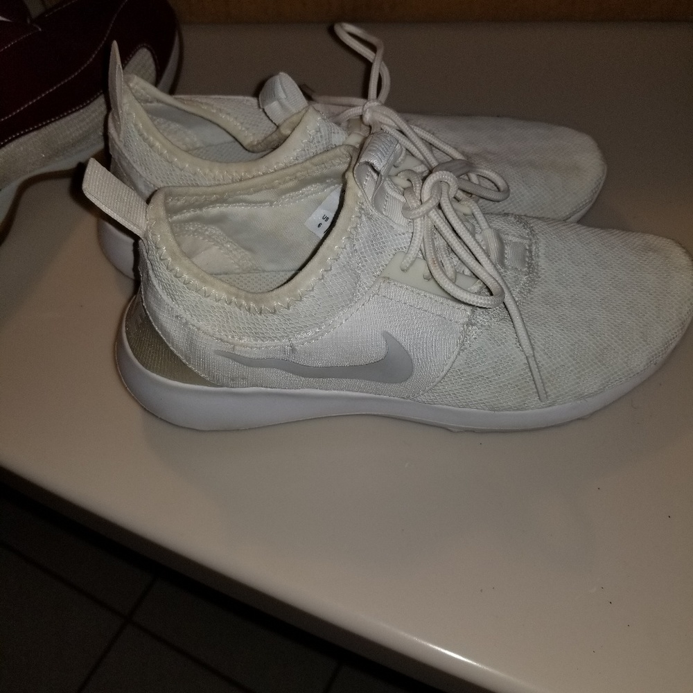 Nike balance tennis shoes